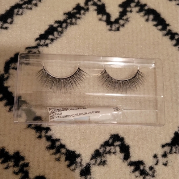 ⭐️40% Off⭐️ Treslūce I Am Siempre Divina Palette and 3D Lash Set - Picture 6 of 10